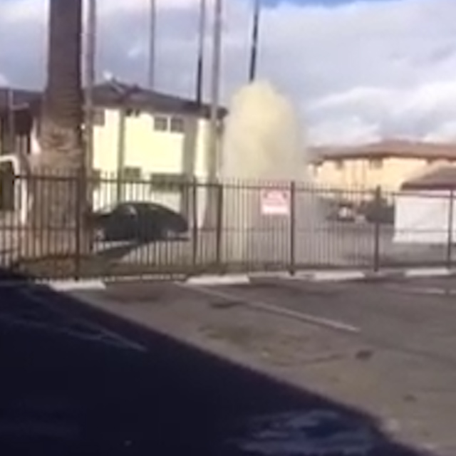 (VIDEO GRABS) Two women get into vicious brawl over parking space