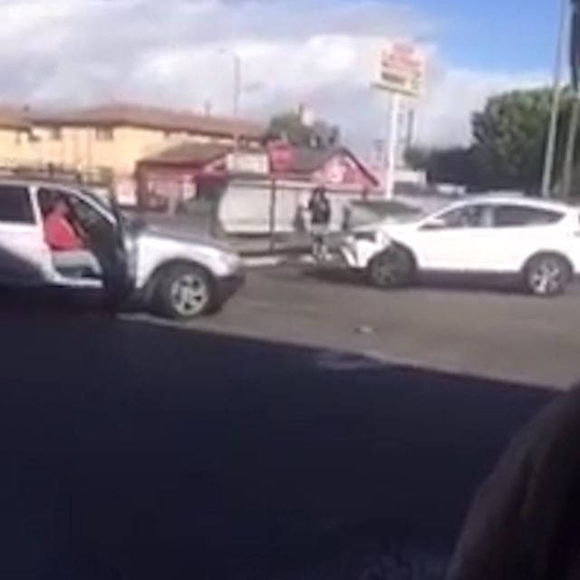 (VIDEO GRABS) Two women get into vicious brawl over parking space