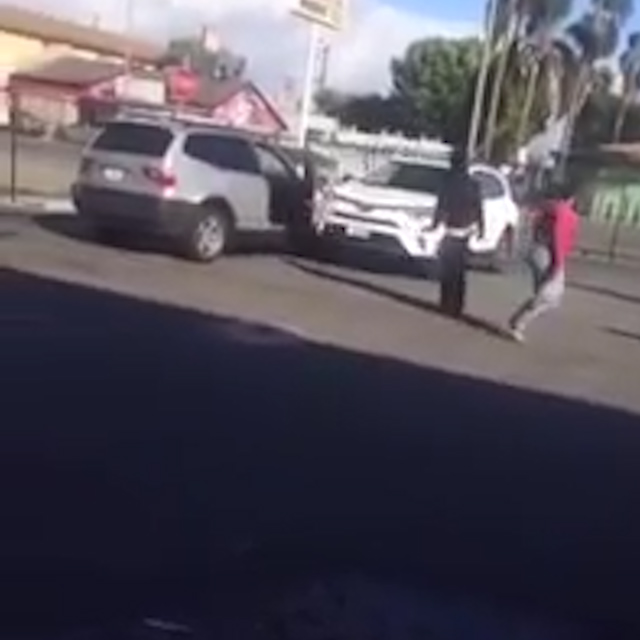 (VIDEO GRABS) Two women get into vicious brawl over parking space