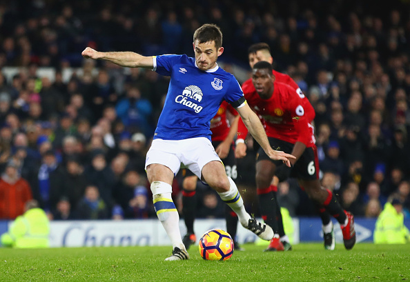 LIVERPOOL, ENGLAND - DECEMBER 04: Leighton Baines of Everton scores their first and equalising goal from the penalty spot during the Premier League match between Everton and Manchester United at Goodison Park on December 4, 2016 in Liverpool, England. (Photo by Clive Brunskill/Getty Images)