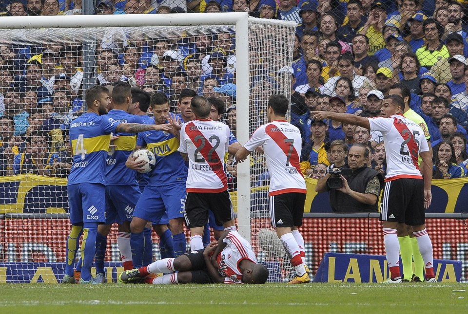 River Plate's midfielder Andres D'Alessandro (#22-C) argues with Boca Juniors's midfielder Fernando Gago (C-L) during the Argentina First Divison football match at La Bombonera stadium in Buenos Aires, Argentina, on April 24, 2016. / AFP / ALEJANDRO PAGNI (Photo credit should read ALEJANDRO PAGNI/AFP/Getty Images)