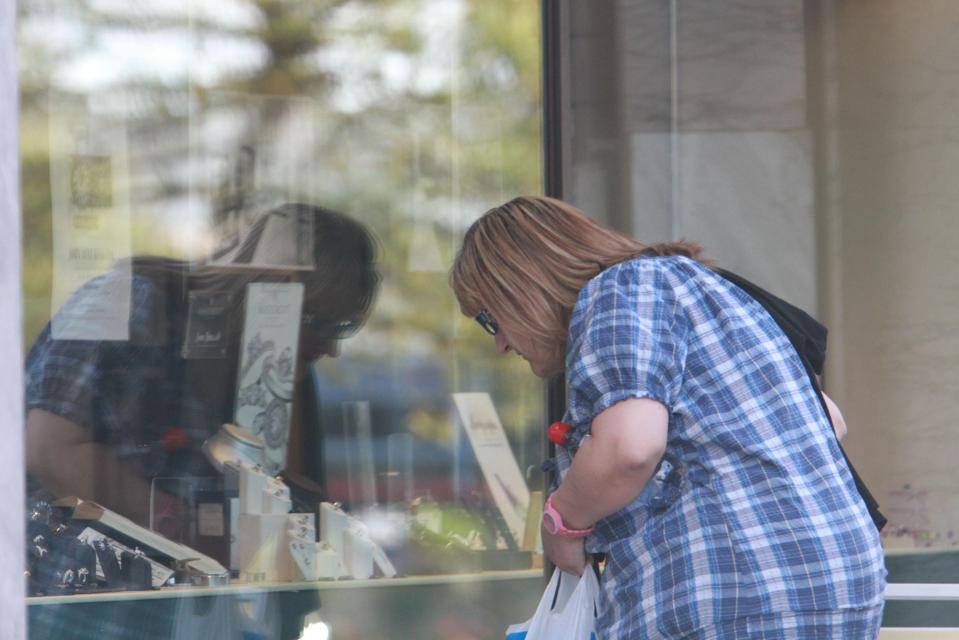  Lyons had been spotted looking at jewellery through a shop window