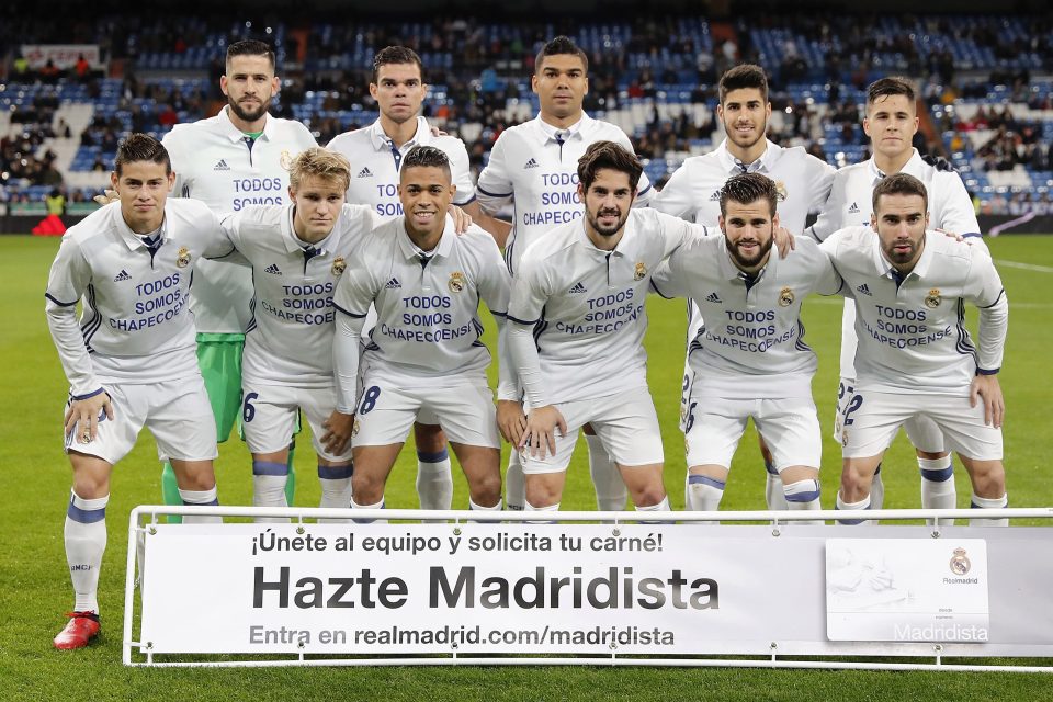 Real Madrid players wear t-shirts remembering those who tragically died in the plane crash