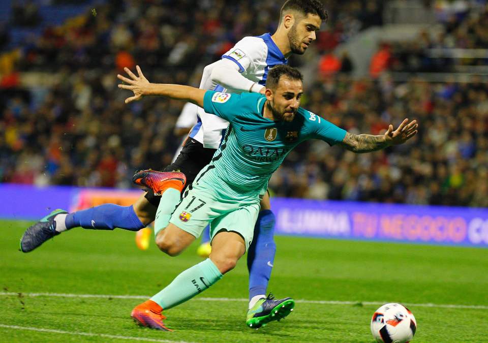 Hercules' defender Fernando Roman (L) vies with Barcelona's forward Paco Alcacer during the Spanish Copa del Rey (King's Cup) round of 32 first leg football match CD Guijuelo vs Club Atletico de Madrid at the Estadio Municipal of Guijelo on November 30, 2016. / AFP PHOTO / JOSE JORDANJOSE JORDAN/AFP/Getty Images