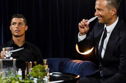  Mendes is one of the first to smell the perfume, as Ronaldo awaits his opinion