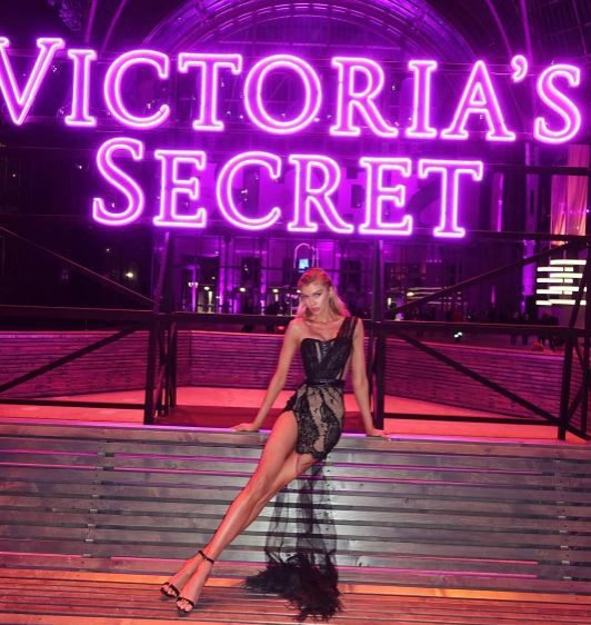  Stella Maxwell posed for a picture outside the venue - showing off her long legs