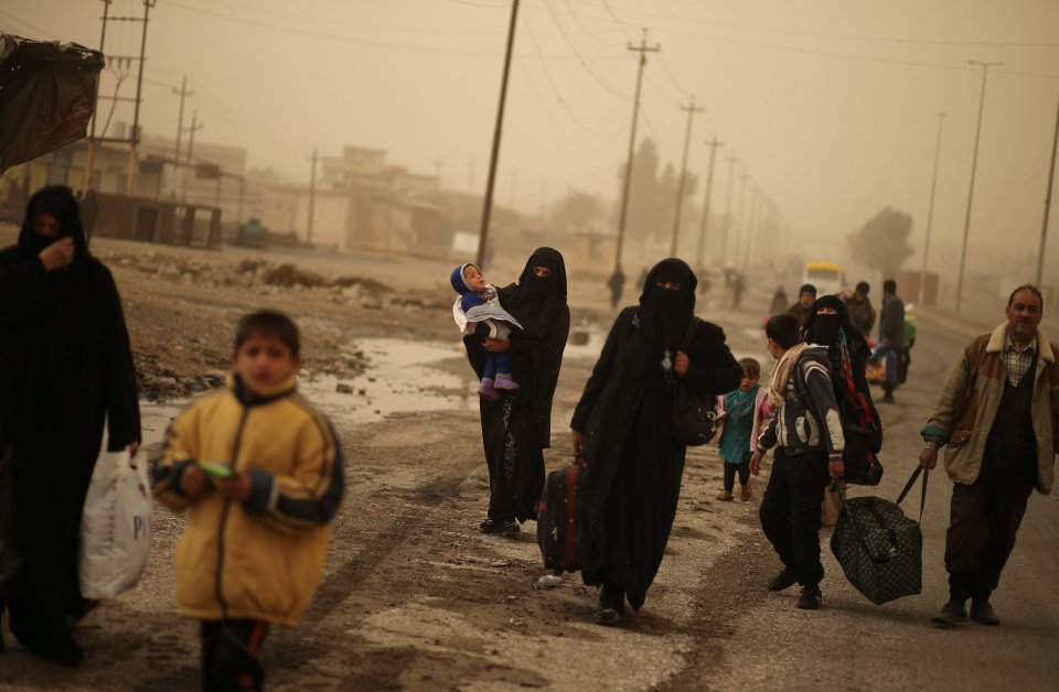  Iraqi people flee the Islamic State stronghold of Mosul ... Over 70,000 civilians have fled so far