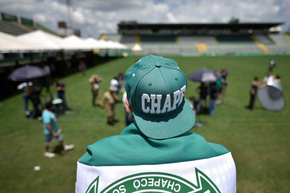 A fan pays tribute to the players of Brazilian team Chapecoense