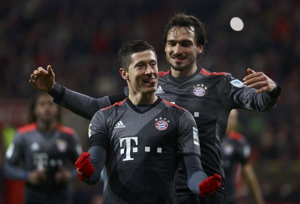  Robert Lewandowski scores for Bayern Munich as they win 3-1 away at Mainz