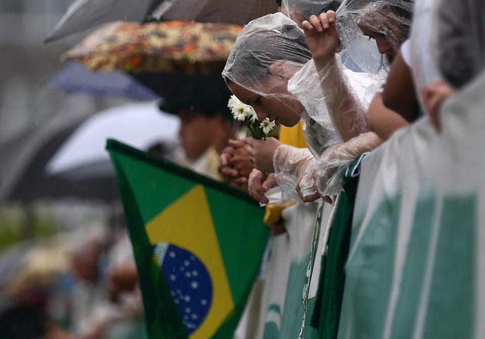  A fan pays tribute to the players of Brazilian team Chapecoense Real