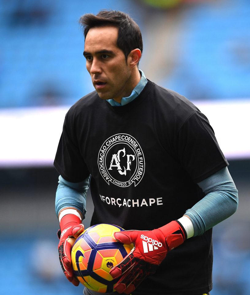  Claudio Bravo warmed up wearing the t-shirt as a mark of respect