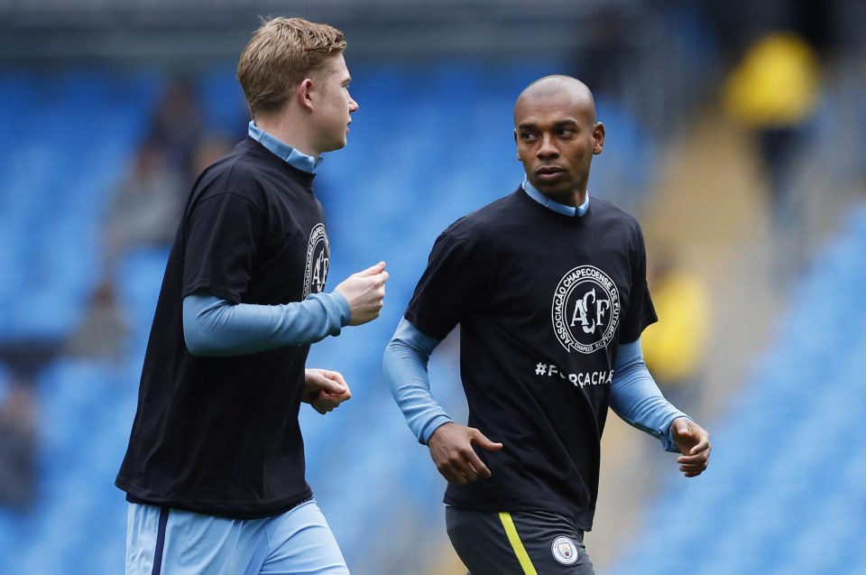  Kevin De Bruyne and Fernandinho warmed up wearing the t-shirts