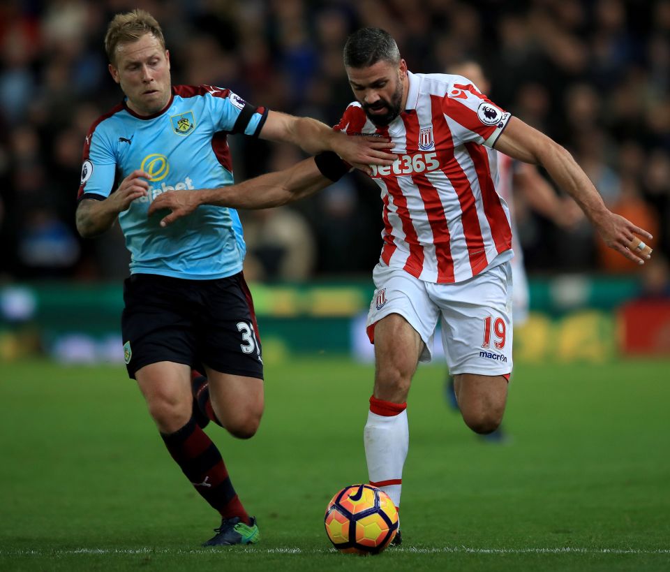  Burnley's Scott Arfield and Stoke City's Jonathan Walters battle for the ball