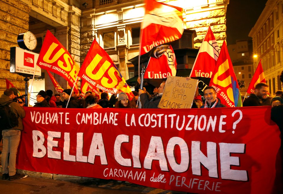 Anger... Supporters of the "No" faction protest in front of Chigi palace in Rome