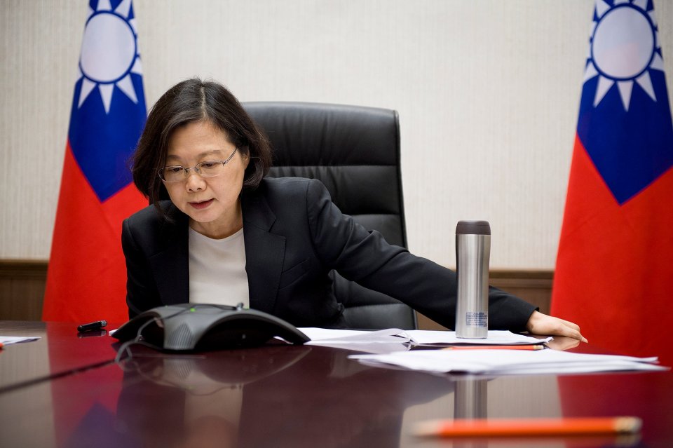  Taiwan's President Tsai Ing-wen speaks on the phone with US president-elect Donald Trump at her office in Taipei