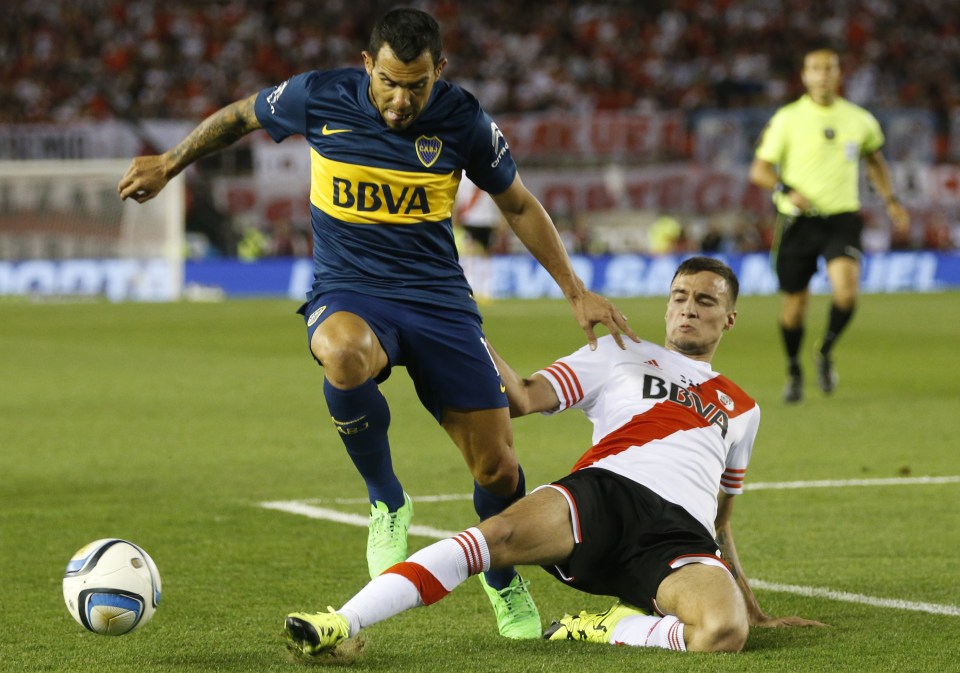 BUENOS AIRES, ARGENTINA - SEPTEMBER 13: Carlos Tevez of Boca Juniors fights for the ball with Emanuel Mammana of River Plate during a match between River Plate and Boca Juniors as part of 24th round of Torneo Primera Division 2015 at Monumental Antonio Vespucio Liberti Stadium on September 13, 2015 in Buenos Aires, Argentina. (Photo by Gabriel Rossi/LatinContent/Getty Images)