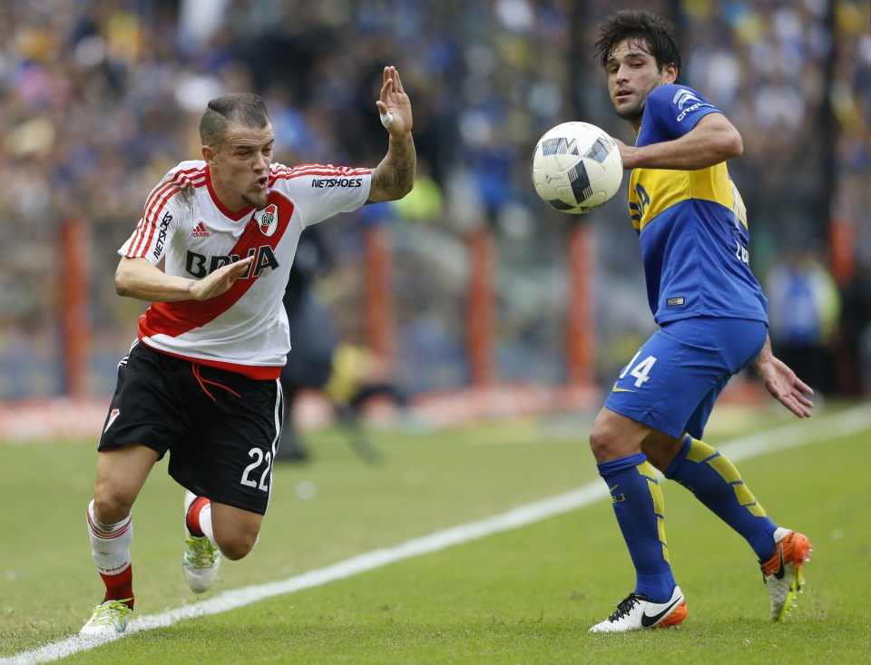 BUENOS AIRES, ARGENTINA - APRIL 24: Andres D'Alessandro of River Plate fights for the ball with Nicolas Lodeiro of Boca Juniors during a match between Boca Juniors and River Plate as part of Torneo Transicion 2016 at Alberto J. Armando Stadium on April 24, 2016 in Buenos Aires, Argentina. (Photo by Gabriel Rossi/LatinContent/Getty Images)