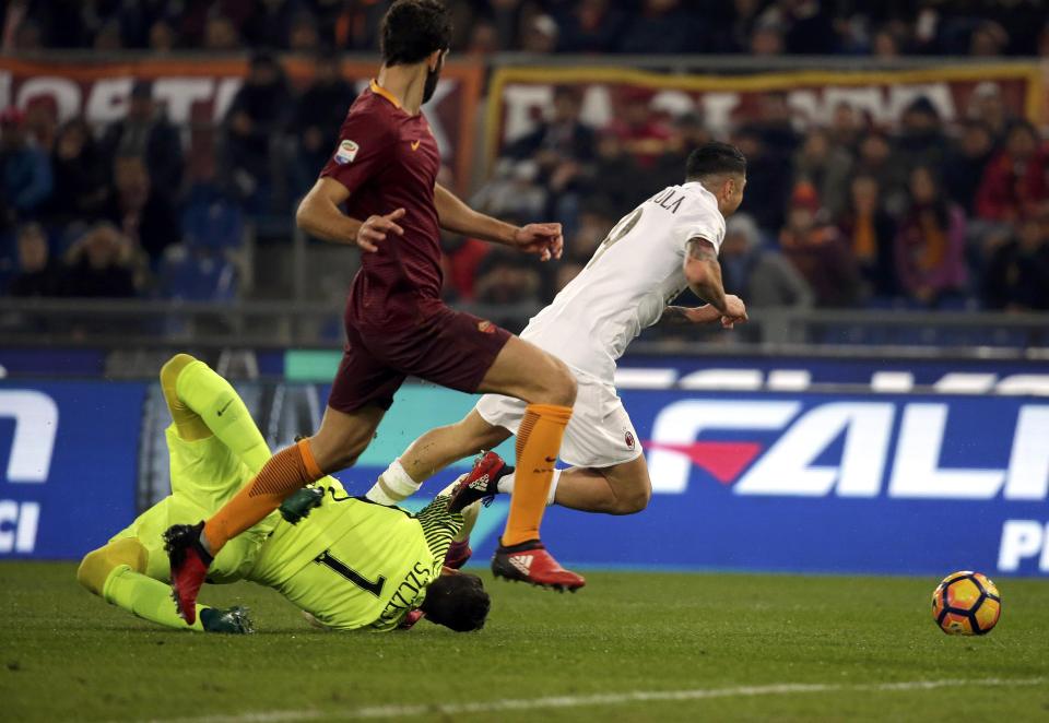  Wojciech Szczesny brings down Gianluca Lapadula in the first half