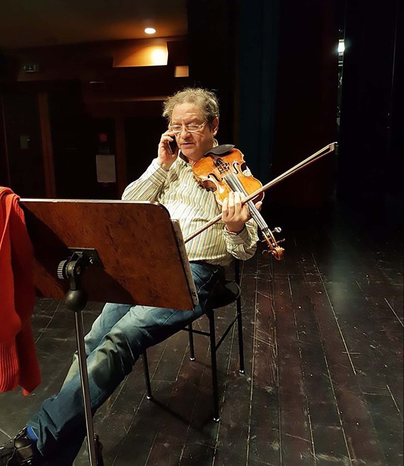  Pavel Vernikov says he was blocked by a 'large man' as he tried to grab his violin from the train's luggage rack