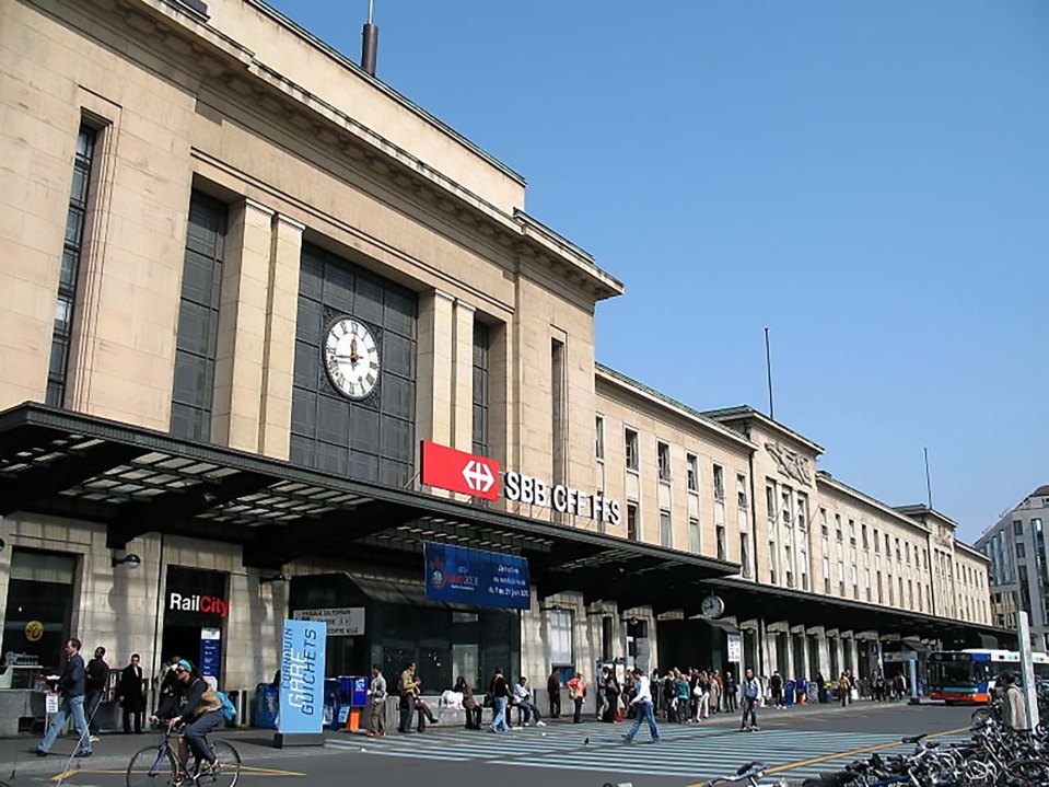  The star was trying to change trains at Geneva Cornavin station last Thursday when the violin was taken