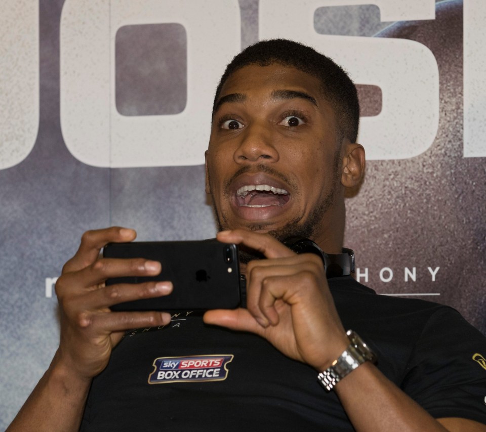 Anthony Joshua turns the tables on the press and takes a pic