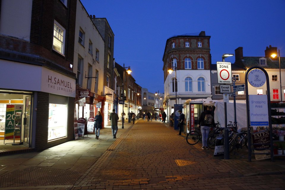  The main street in the town doesn't look very festive