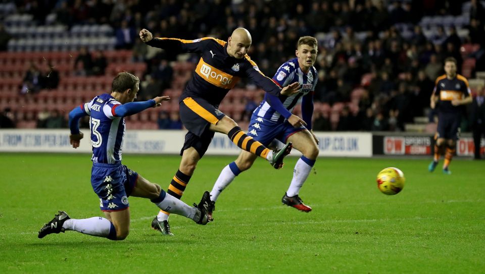 Midfielder Jonjo Shelvey has a shot at goal