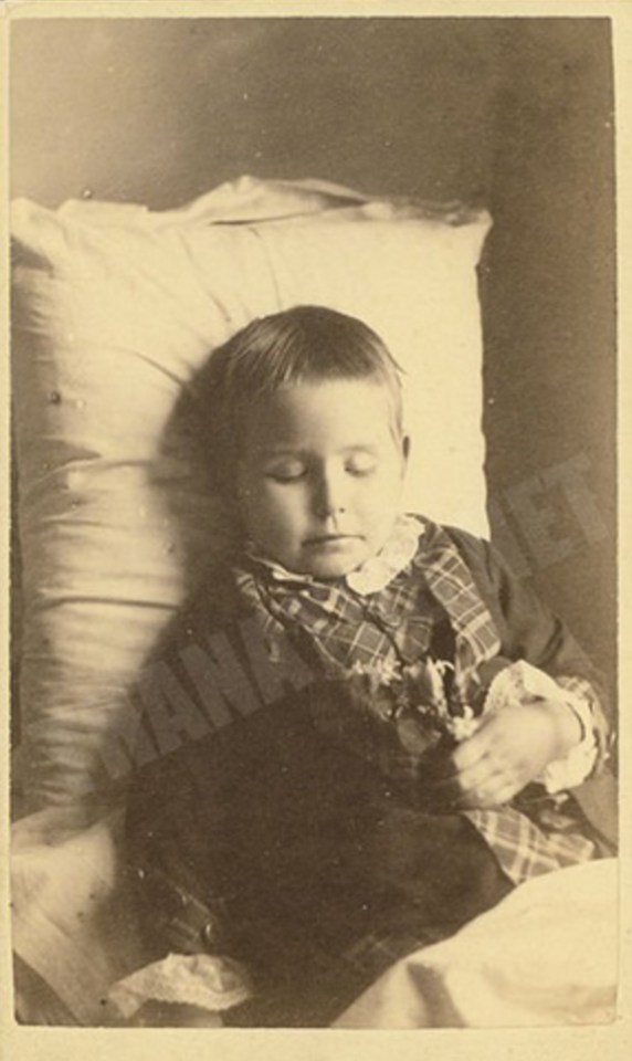  A dead boy clutches flowers in Chicago, 1878