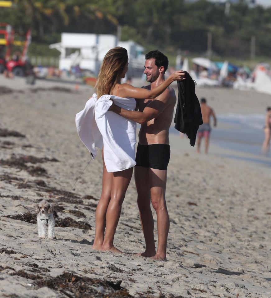  Hugs: Natalia and her friend appeared to have a lovely time on the sand