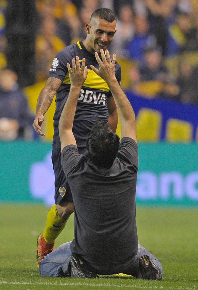 Boca Juniors fans drops to his knees and begs Carlos Tevez not to leave club