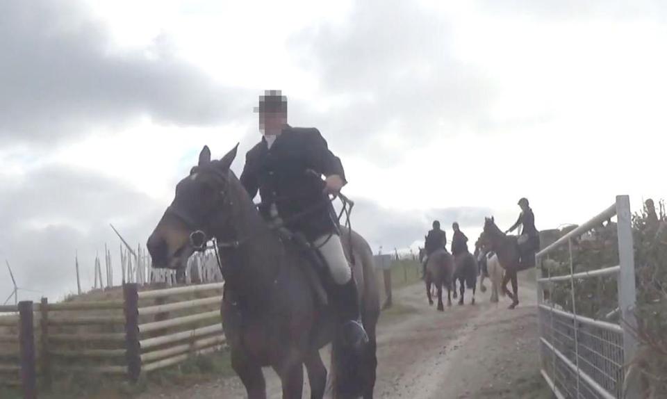  The riders started to move their horses towards the pair, making them run from the farm