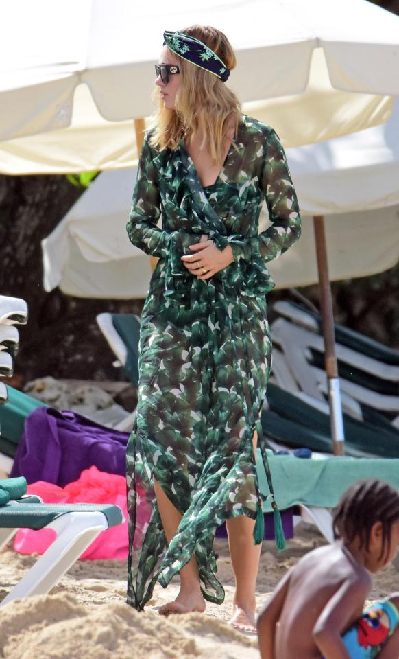  Suki looked stylish in her beach outfit