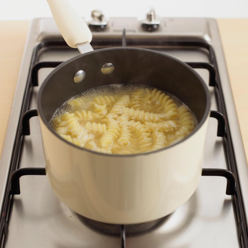  A debate on Reddit kicked off as to whether you should put pasta in boiling or cold water to cook it best