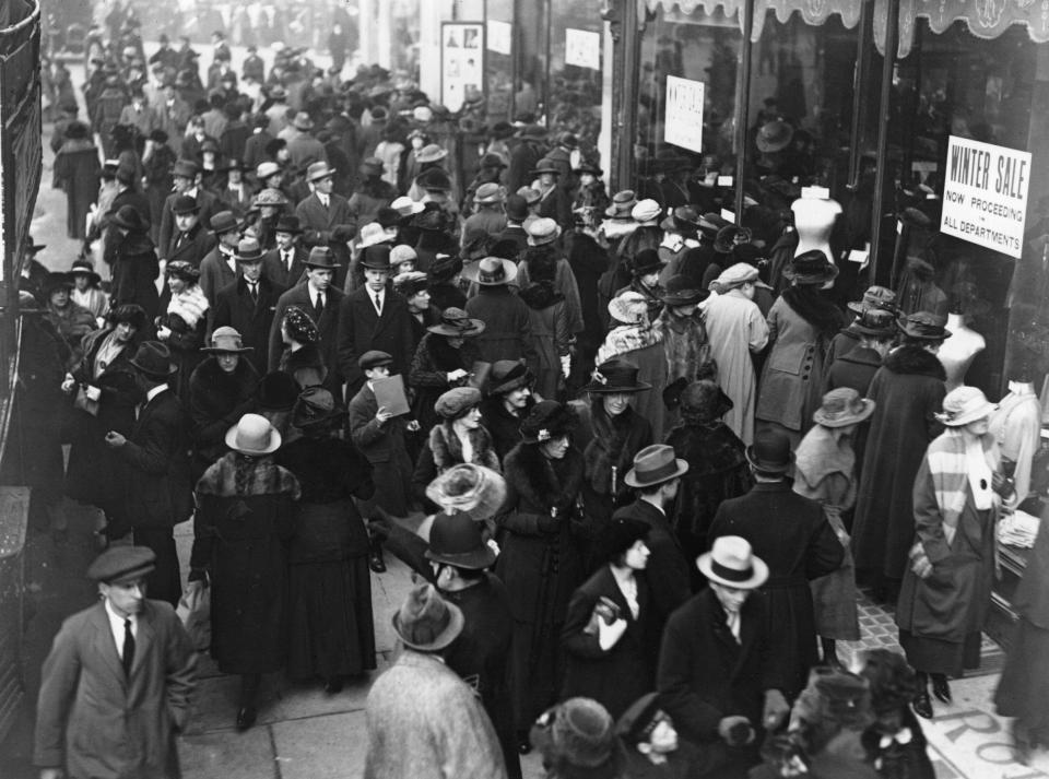  1921: Crowds of shoppers swarm Regent Street, central London