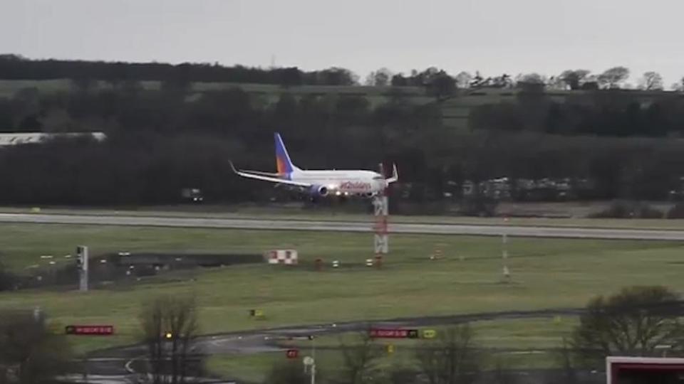  The plane can be seen rocking as it approaches the runway