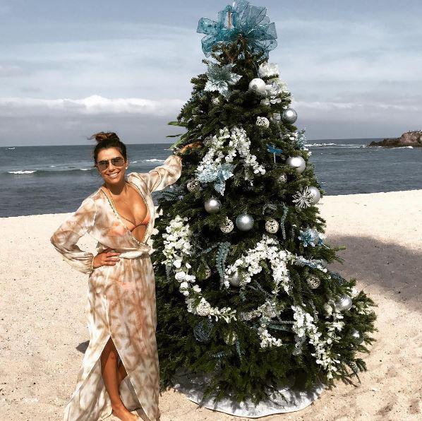  Eva Longaria enjoyed her festivities on a beach - but still had a celebratory tree