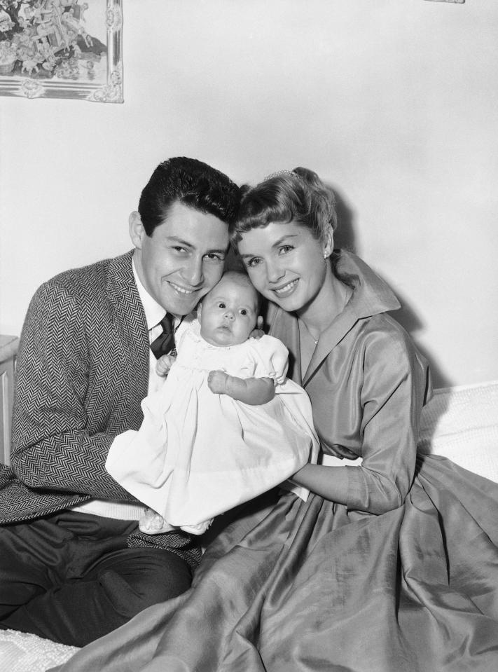  Debbie with then-husband Eddie Fisher and daughter Carrie, their eldest child