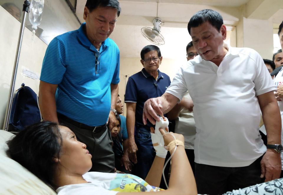  Philippines president Rodrigo Duterte visits a victim in hospital