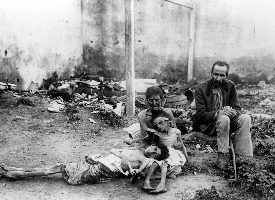  A family including two children lie dying in the street in 1922