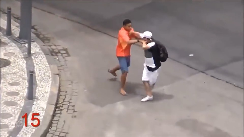  A thief tries to steal a tourist's backpack in Rio