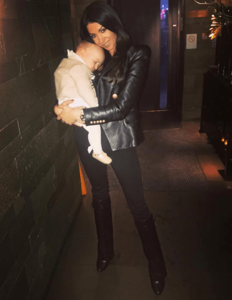  Cara Kilbey cuddles her gorgeous daughter Penelope Blu