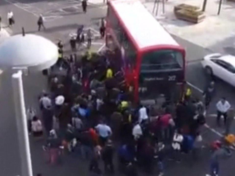  The unicyclist was freed by around 100 passers-by who stopped to help