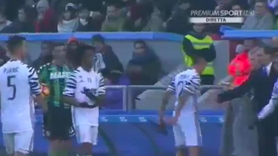 Paulo Dybala handshake