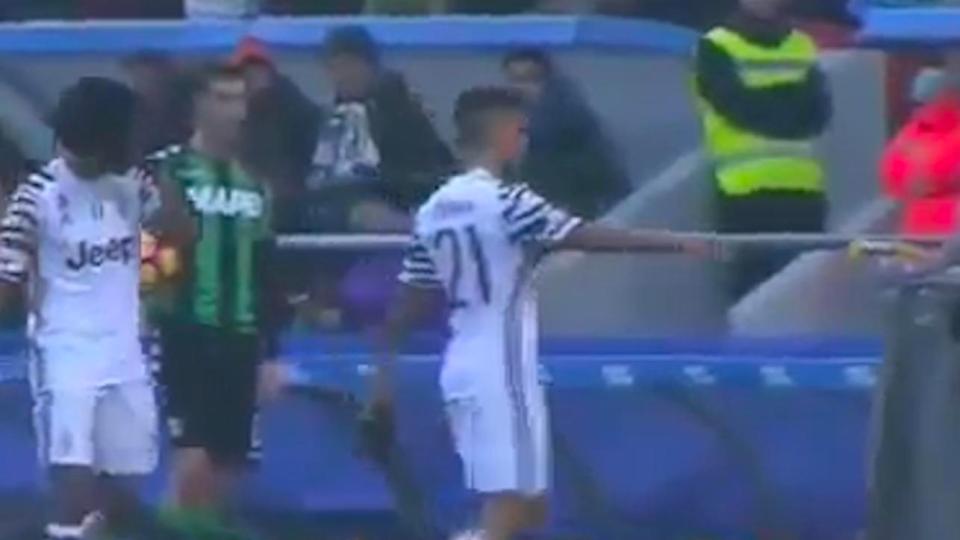 Paulo Dybala handshake