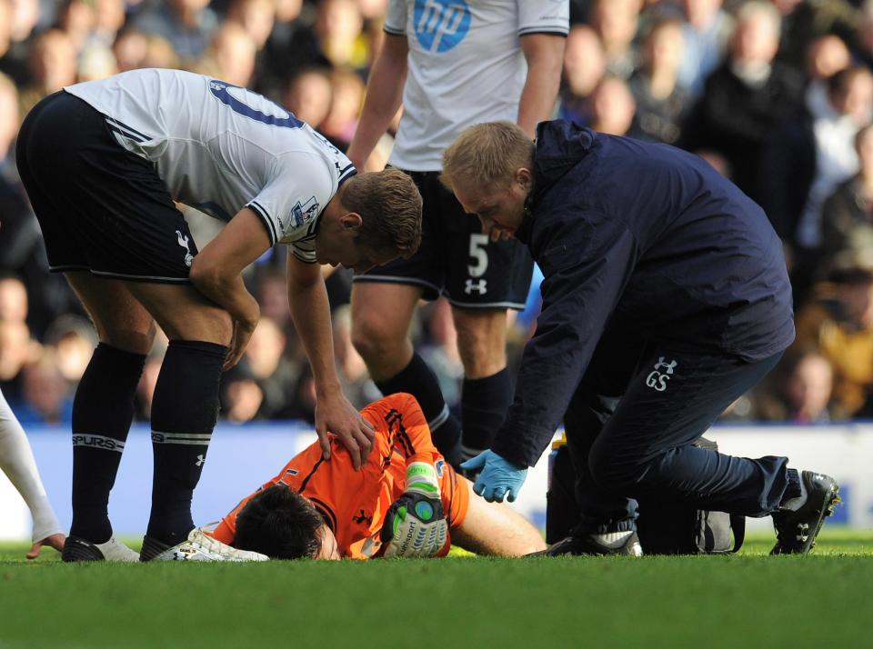  Hugo Lloris controversially played on after being kneed in the head by Romelu Lukaku in 2013