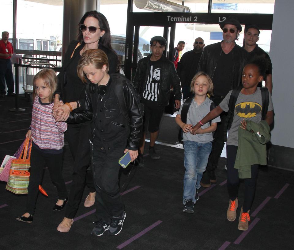  Angelina and Brad with Vivienne, Shiloh, Maddox, Knox and Zahara