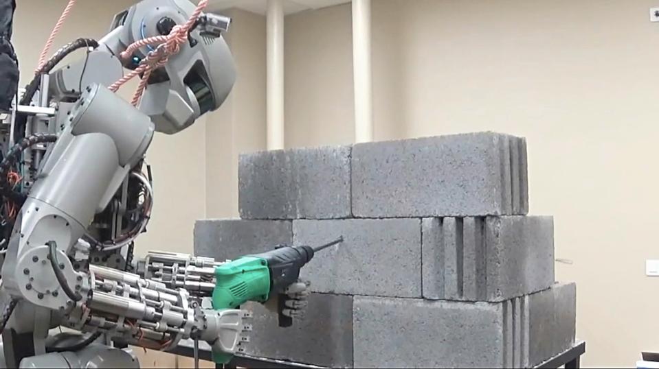  A hi-tech robot showing off its impressive building skills