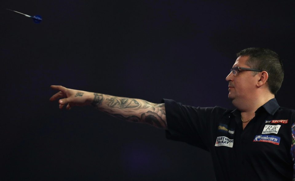 Gary Anderson wasted SIX chances before taking a 1-0 set lead 