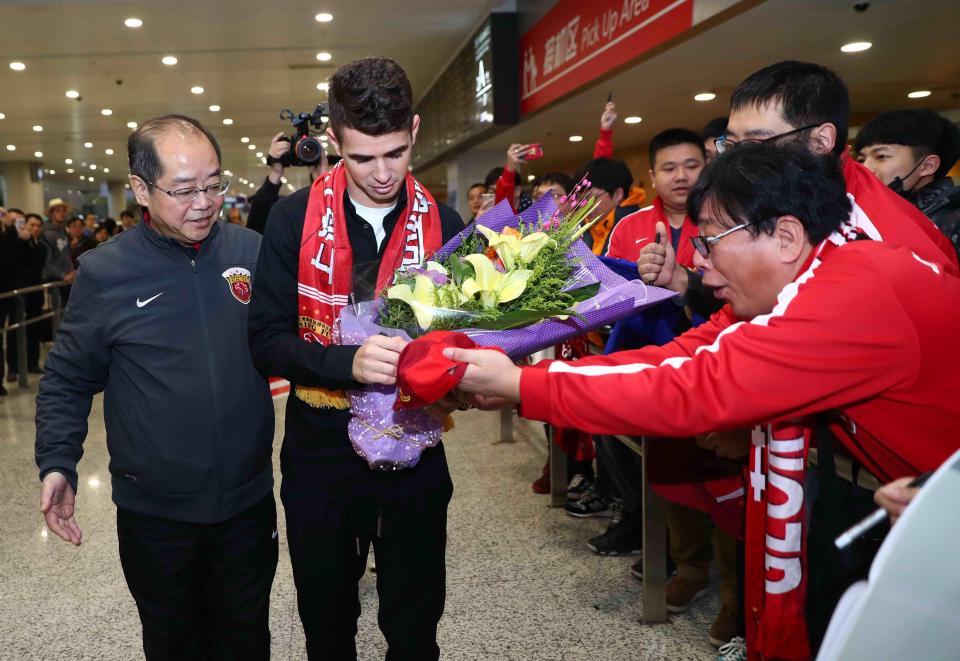  Oscar signed autographs and posed for selfies on his arrival in China