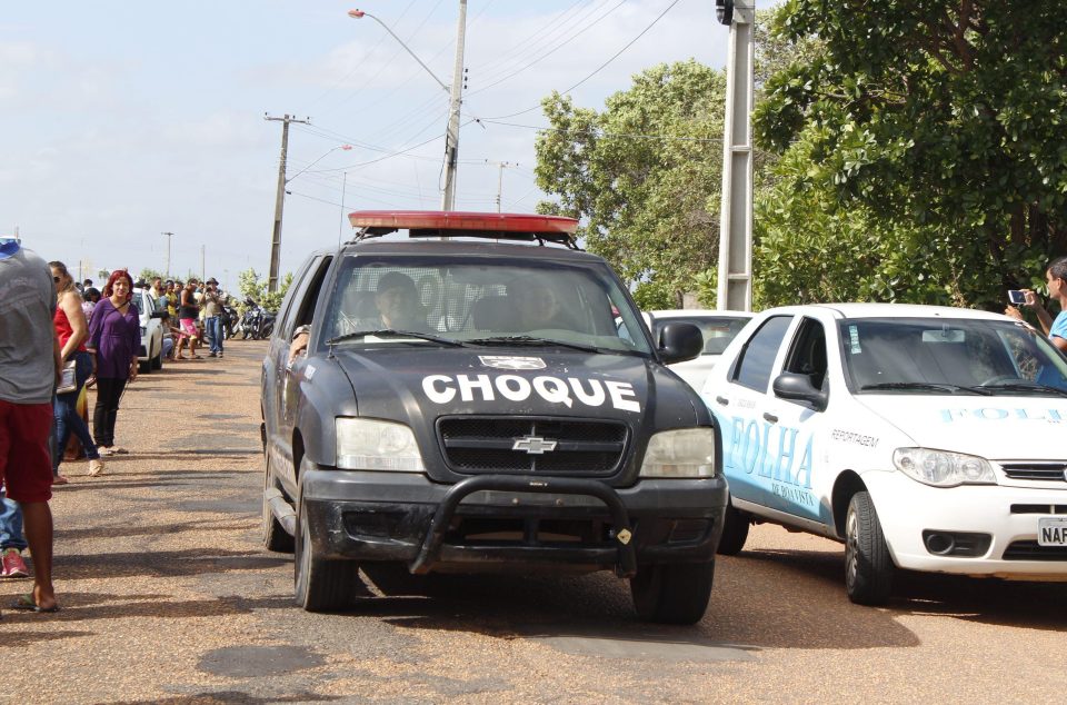  Officers keep watch as crowds of people gather outside Monte Cristo prison following the bloodbath